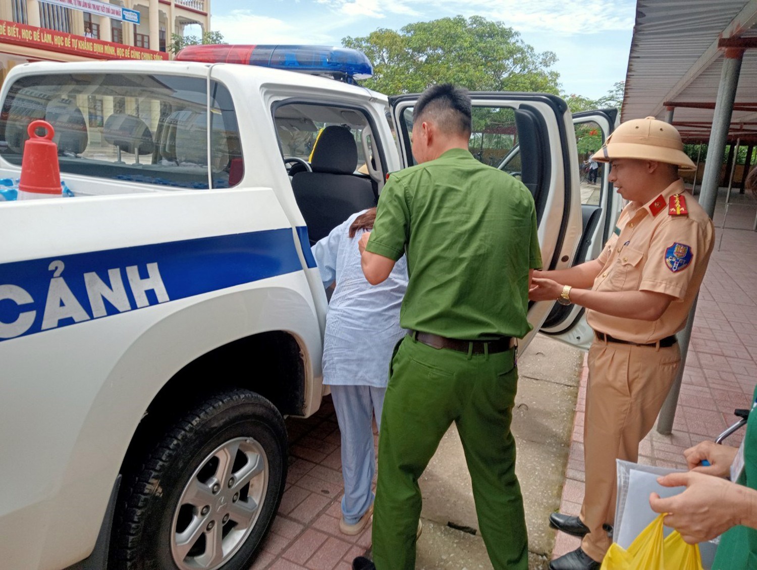 Giáo dục - Hải Phòng: Cảnh sát giao thông giúp đưa đón thí sinh mới mổ ruột thừa