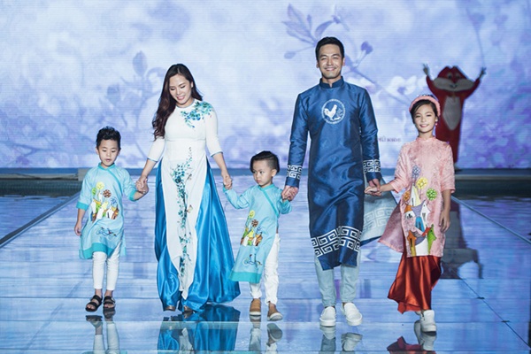 Phan Anh catwalk cùng vợ con trong show diễn của Tuần lễ thời trang có chủ đề về gia đình.