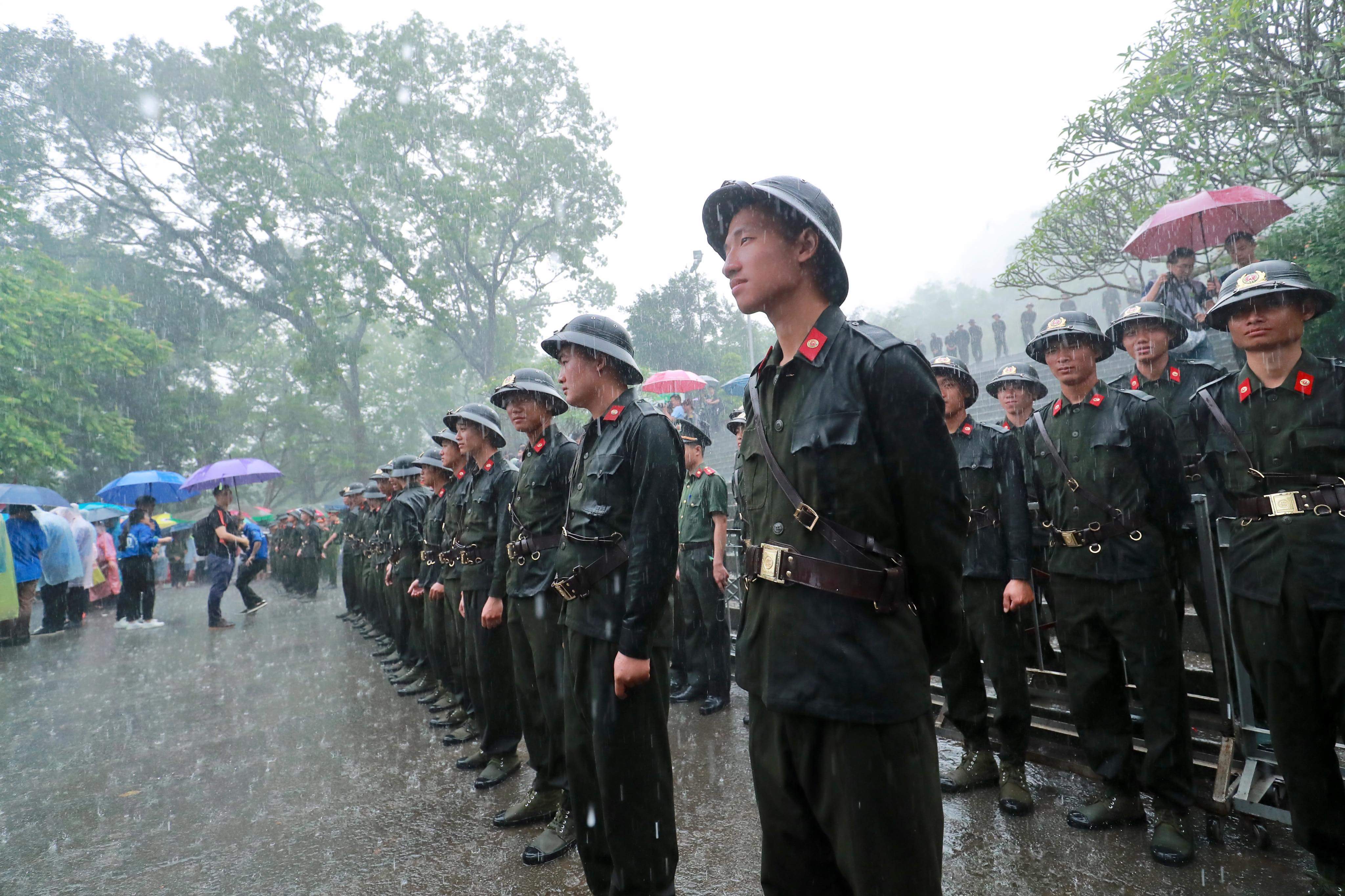 Lễ hội đền Hùng 2018: Cảm động những nụ cười ướt mưa  (Hình 6).