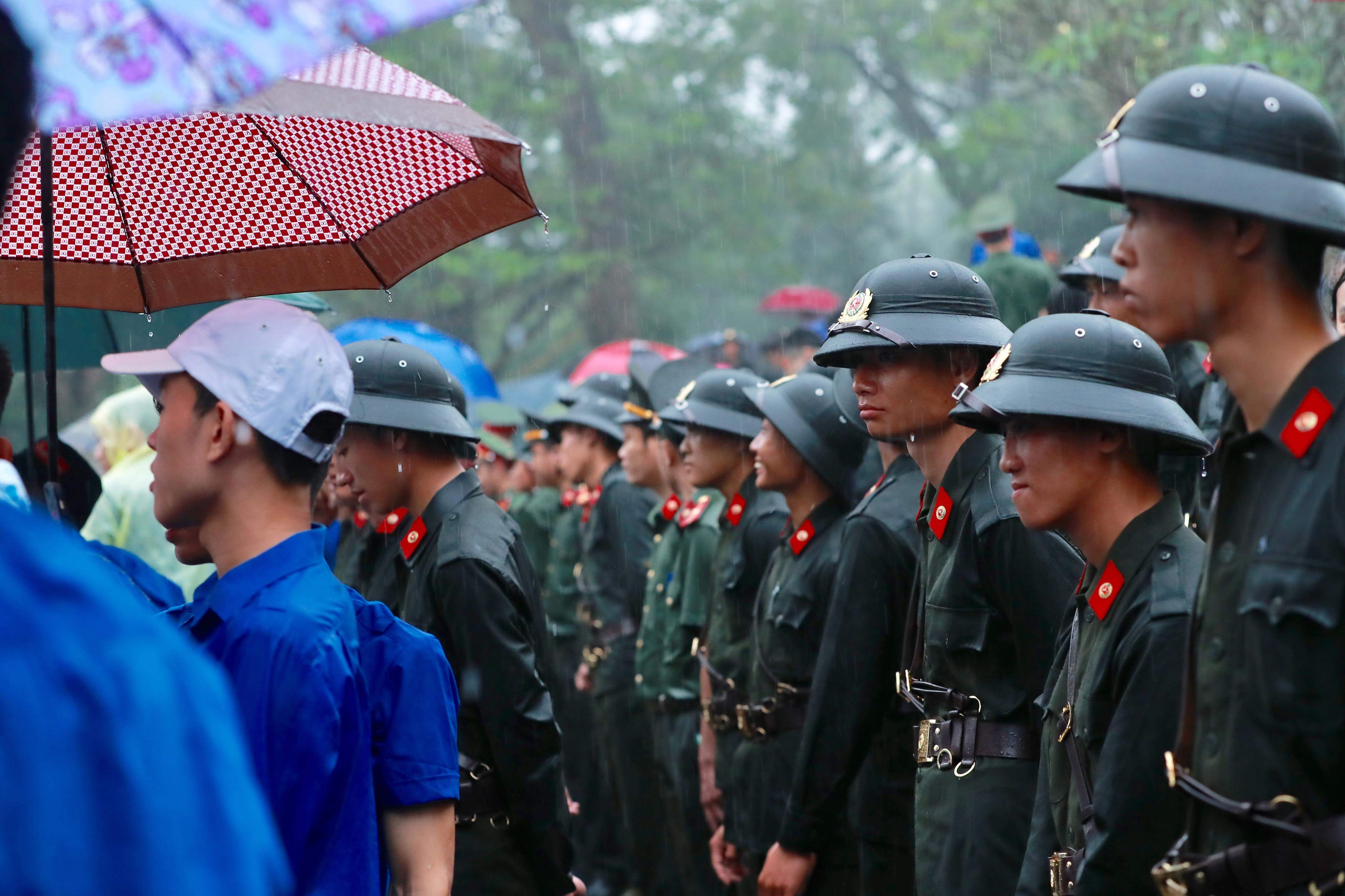 Lễ hội đền Hùng 2018: Cảm động những nụ cười ướt mưa  (Hình 8).