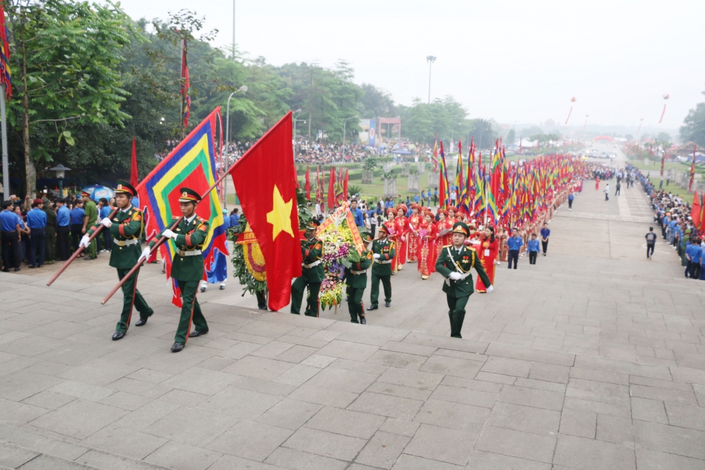 Thủ tướng Nguyễn Xuân Phúc cùng các lãnh đạo Đảng, Nhà nước dâng hương  tưởng niệm các Vua Hùng