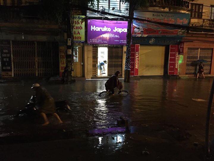 Hà Nội: Nhiều tuyến đường thành sông sau mưa lớn (Hình 24).