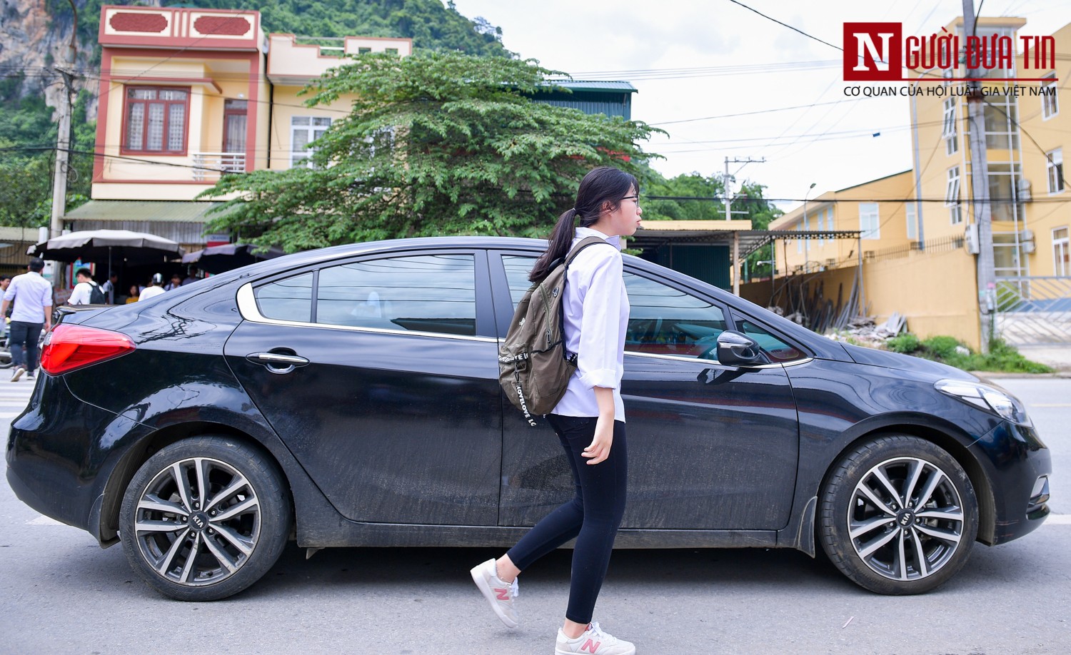 Gi&aacute;o dục - Cận cảnh loạt xe bạc tỷ của phụ huynh H&agrave; Giang đưa th&iacute; sinh đến điểm thi (H&igrave;nh 7).