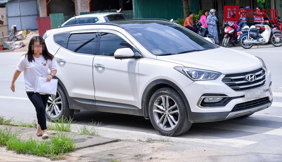Giáo dục - Cận cảnh loạt xe bạc tỷ của phụ huynh Hà Giang đưa thí sinh đến điểm thi (Hình 6).