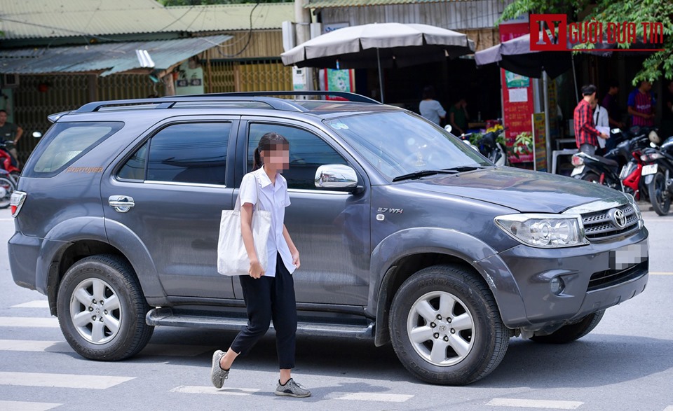Gi&aacute;o dục - Cận cảnh loạt xe bạc tỷ của phụ huynh H&agrave; Giang đưa th&iacute; sinh đến điểm thi (H&igrave;nh 2).