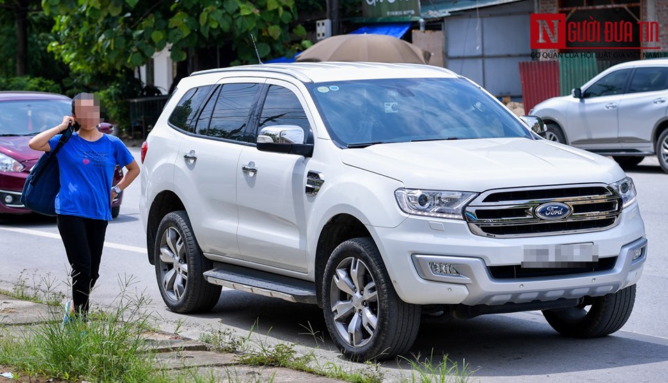 Giáo dục - Cận cảnh loạt xe bạc tỷ của phụ huynh Hà Giang đưa thí sinh đến điểm thi (Hình 4).
