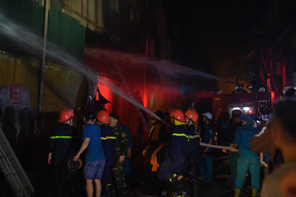 Tin nhanh - Cháy lớn tại Công ty CP bóng đèn phích nước Rạng Đông ở Hà Nội: Đêm không ngủ của các chiến sĩ PCCC (Hình 32).