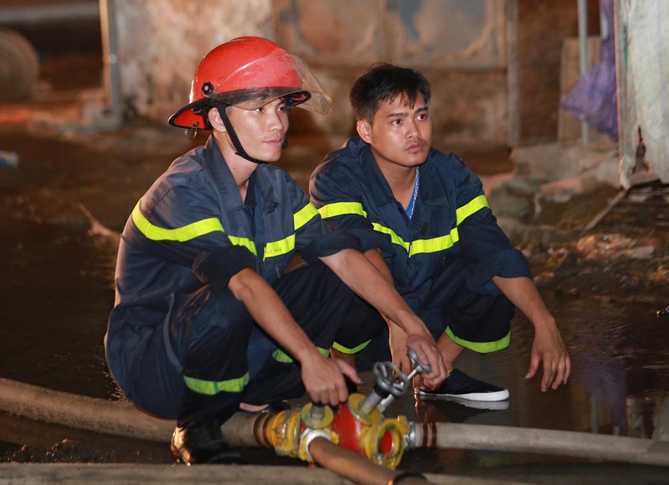 Tin nhanh - Cháy lớn tại Công ty CP bóng đèn phích nước Rạng Đông ở Hà Nội: Đêm không ngủ của các chiến sĩ PCCC (Hình 2).