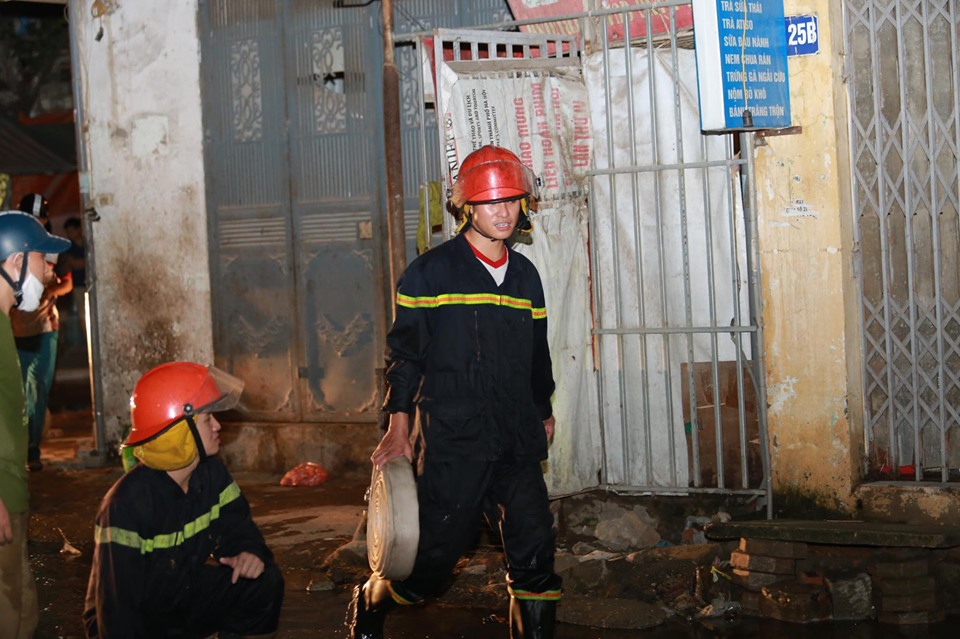 Tin nhanh - Cháy lớn tại Công ty CP bóng đèn phích nước Rạng Đông ở Hà Nội: Đêm không ngủ của các chiến sĩ PCCC (Hình 3).