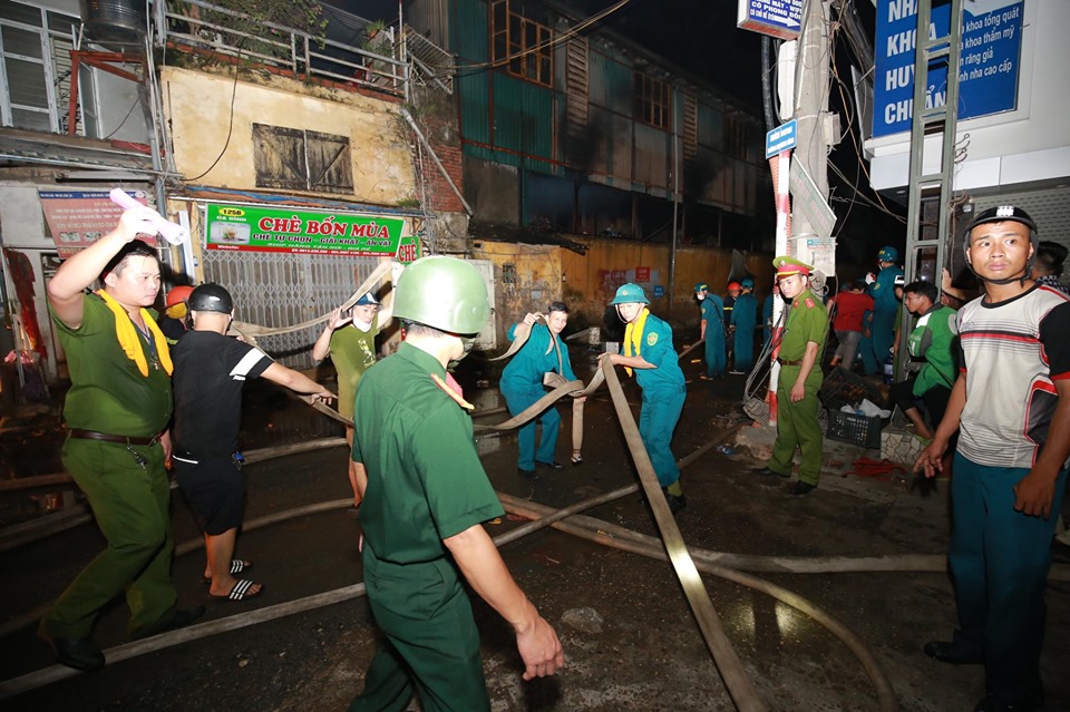 Tin nhanh - Cháy lớn tại Công ty CP bóng đèn phích nước Rạng Đông ở Hà Nội: Đêm không ngủ của các chiến sĩ PCCC (Hình 6).