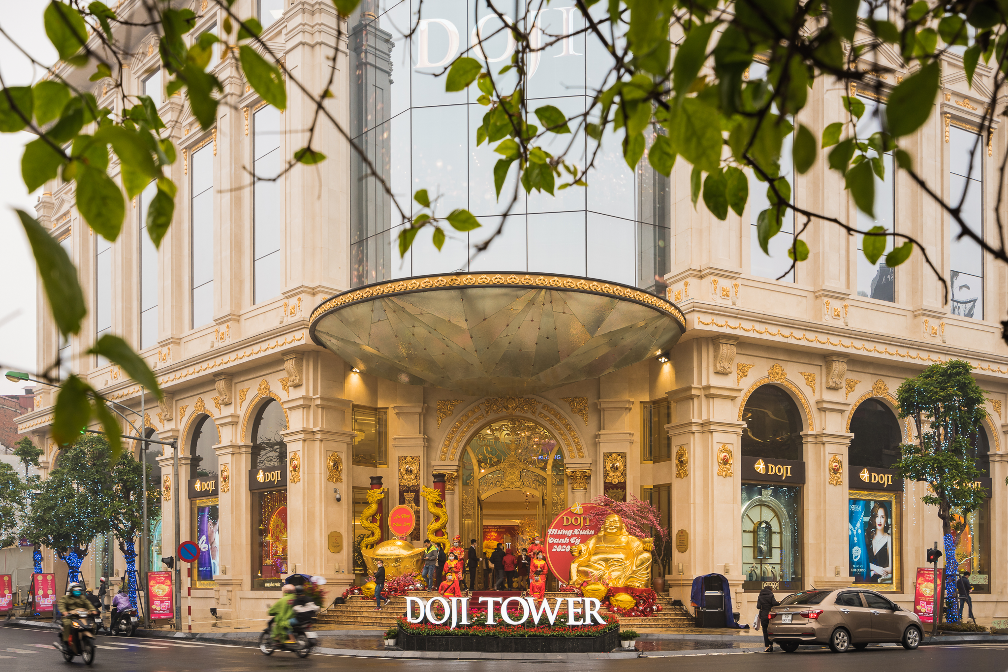 Tin nhanh - Chỉnh trang lại tiểu cảnh trước tòa DOJI Tower