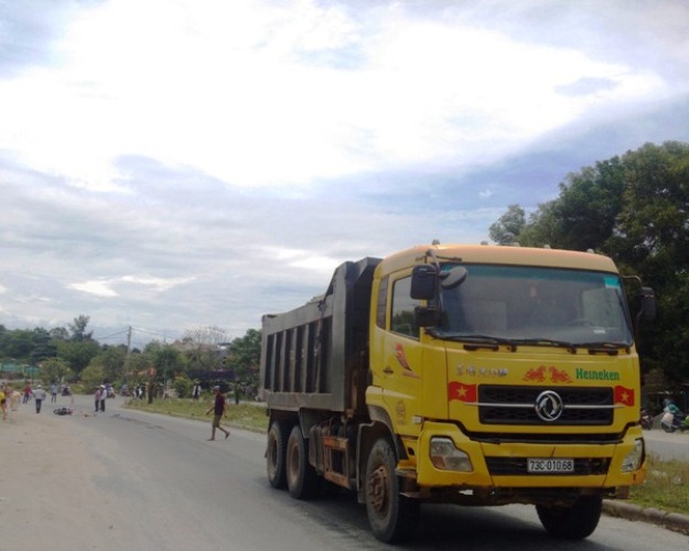 X&atilde; hội - Huế: CQĐT đang l&agrave;m r&otilde; danh t&iacute;nh t&agrave;i xế t&ocirc;ng chết nữ sinh rồi bỏ trốn (H&igrave;nh 2).