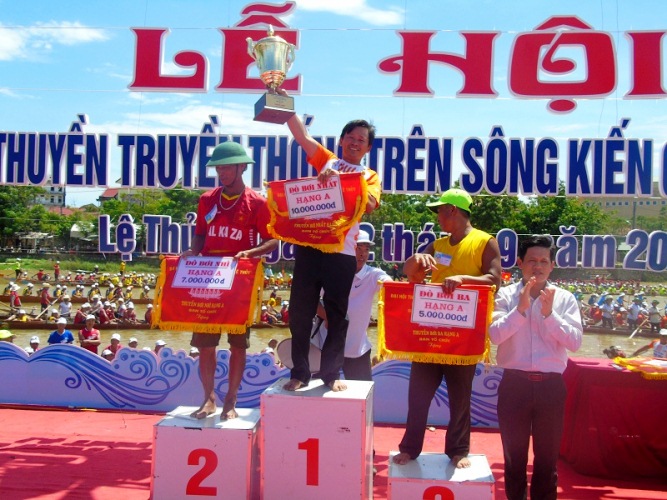 Xã hội - Sôi nổi lễ hội đua thuyền mừng Tết Độc lập trên quê hương Đại tướng (Hình 3).