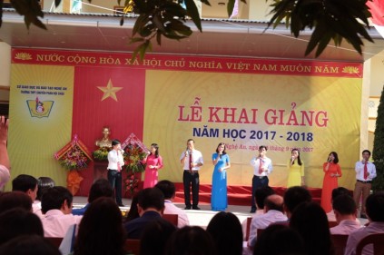 Xã hội - Nữ sinh trường Phan Bội Châu đẹp tinh khôi ngày khai trường 