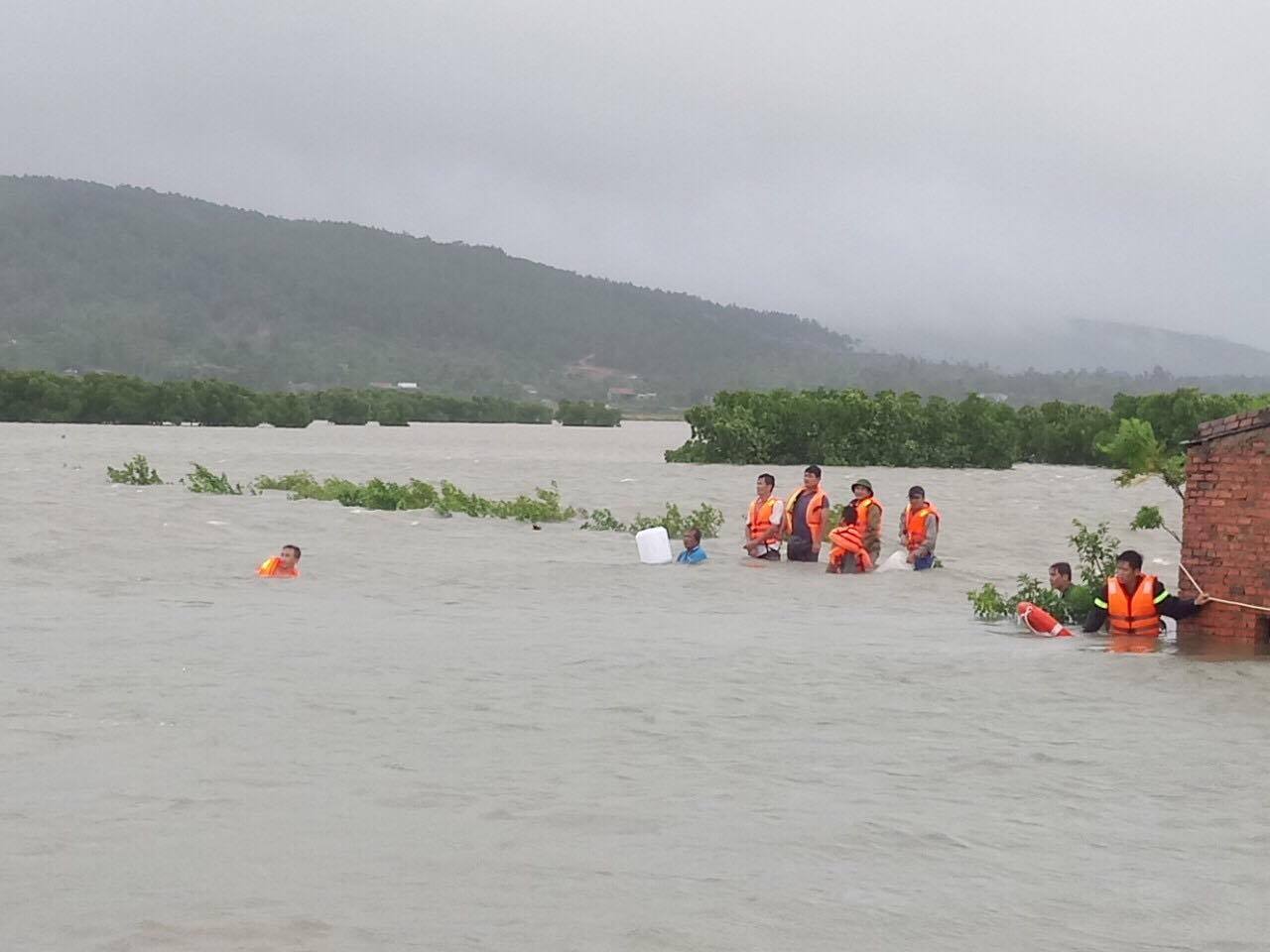 Xã hội - Đánh cá trong Bão số 10, một người bị đuối nước thương tâm