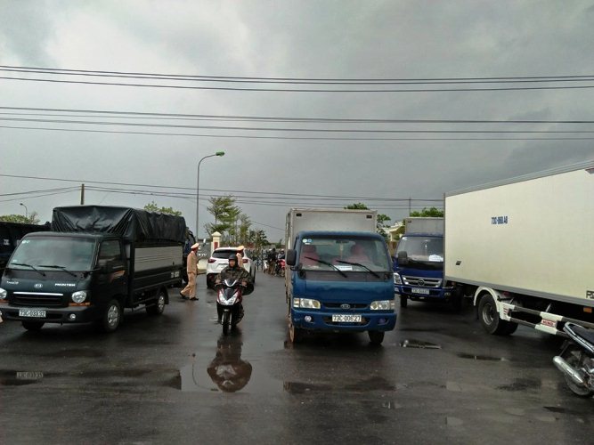 Tiêu dùng & Dư luận - Dân “vây” trạm thu phí, đại diện Tasco phải tổ chức đối thoại