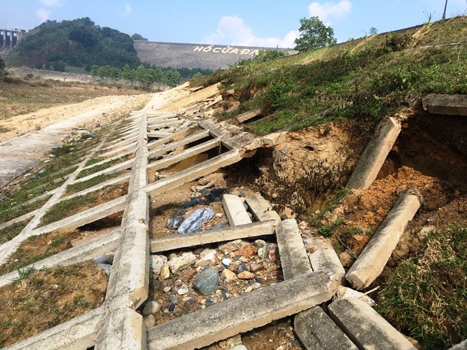 X&atilde; hội - Thanh H&oacute;a: Cận cảnh hồ chứa nước Cửa Đạt đang bị sạt lở nghi&ecirc;m trọng