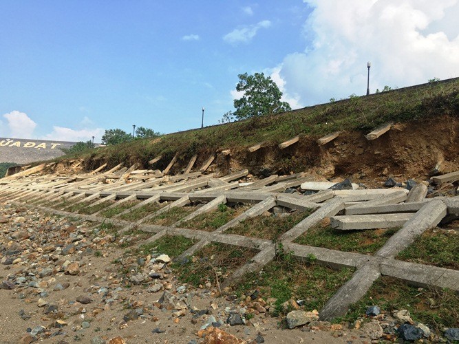 X&atilde; hội - Thanh H&oacute;a: Cận cảnh hồ chứa nước Cửa Đạt đang bị sạt lở nghi&ecirc;m trọng (H&igrave;nh 3).