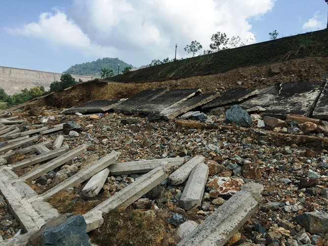 X&atilde; hội - Thanh H&oacute;a: Cận cảnh hồ chứa nước Cửa Đạt đang bị sạt lở nghi&ecirc;m trọng (H&igrave;nh 4).