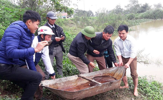 Xã hội - Chuyện lạ: Người dân Hà Tĩnh góp tiền mua cá chình “khủng”... phóng sinh (Hình 2).