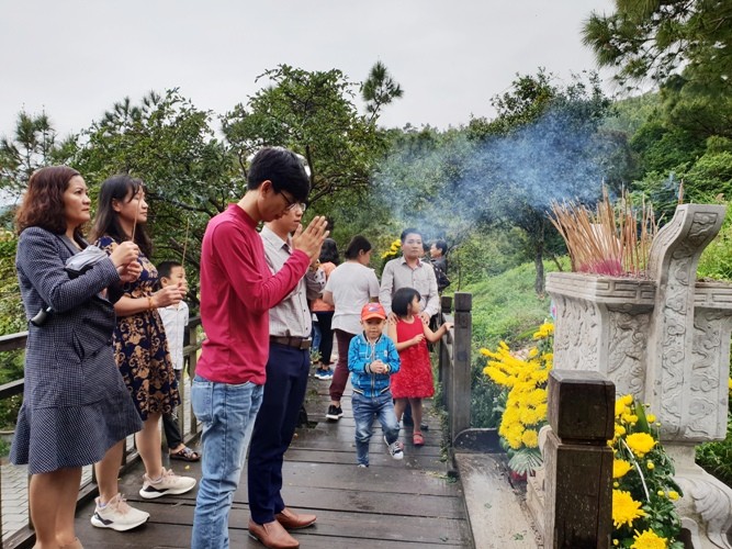 Người dân thắp nén nhang thành kính trước mộ Đại tướng.