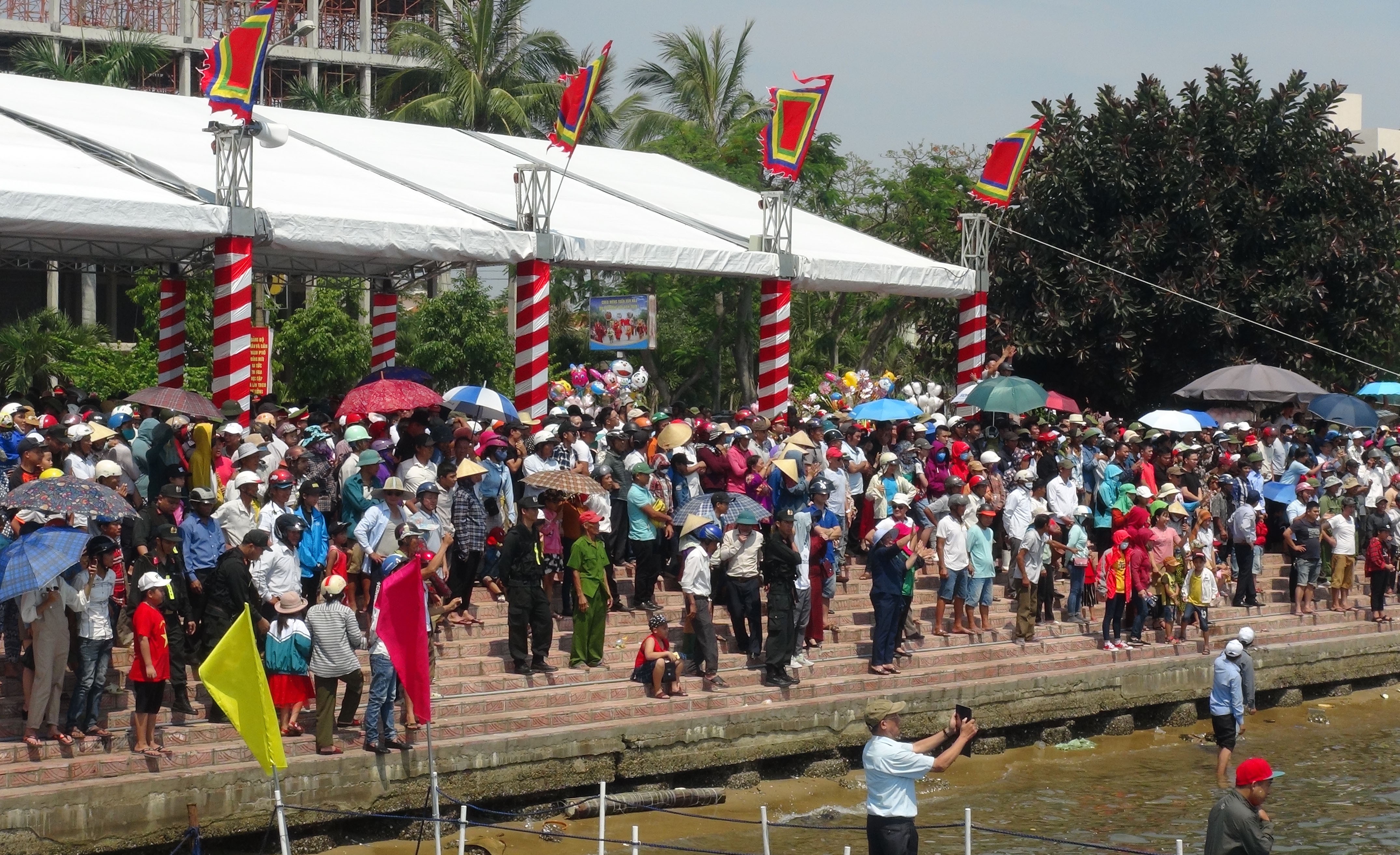 Văn hoá - Sông Nhật Lệ  tưng bừng ngày nghỉ lễ 30/4 (Hình 5).