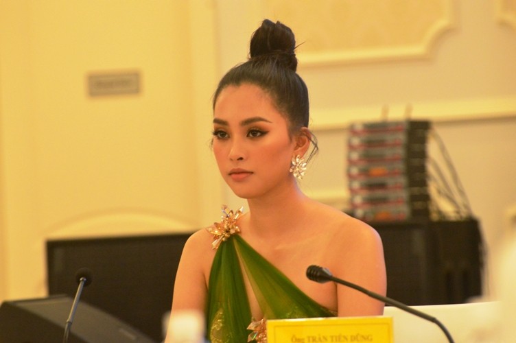 Văn hoá - Hoa hậu Trần Tiểu Vy làm đại sứ Lễ hội hang động Quảng Bình năm 2019 (Hình 2).