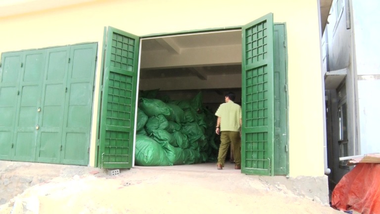 Ti&ecirc;u d&ugrave;ng & Dư luận - Bắt giữ 16 tấn quần &aacute;o 'secondhand' bị cấm nhập khẩu tuồn v&agrave;o Việt Nam