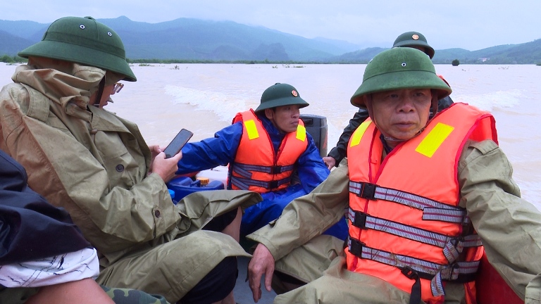 Tin nhanh - Phó Chủ tịch huyện cùng đoàn công tác bị lật thuyền trôi gần 1km