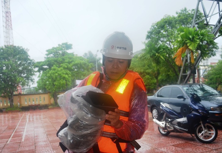 Tin nhanh - Phó Chủ tịch huyện cùng đoàn công tác bị lật thuyền trôi gần 1km (Hình 2).