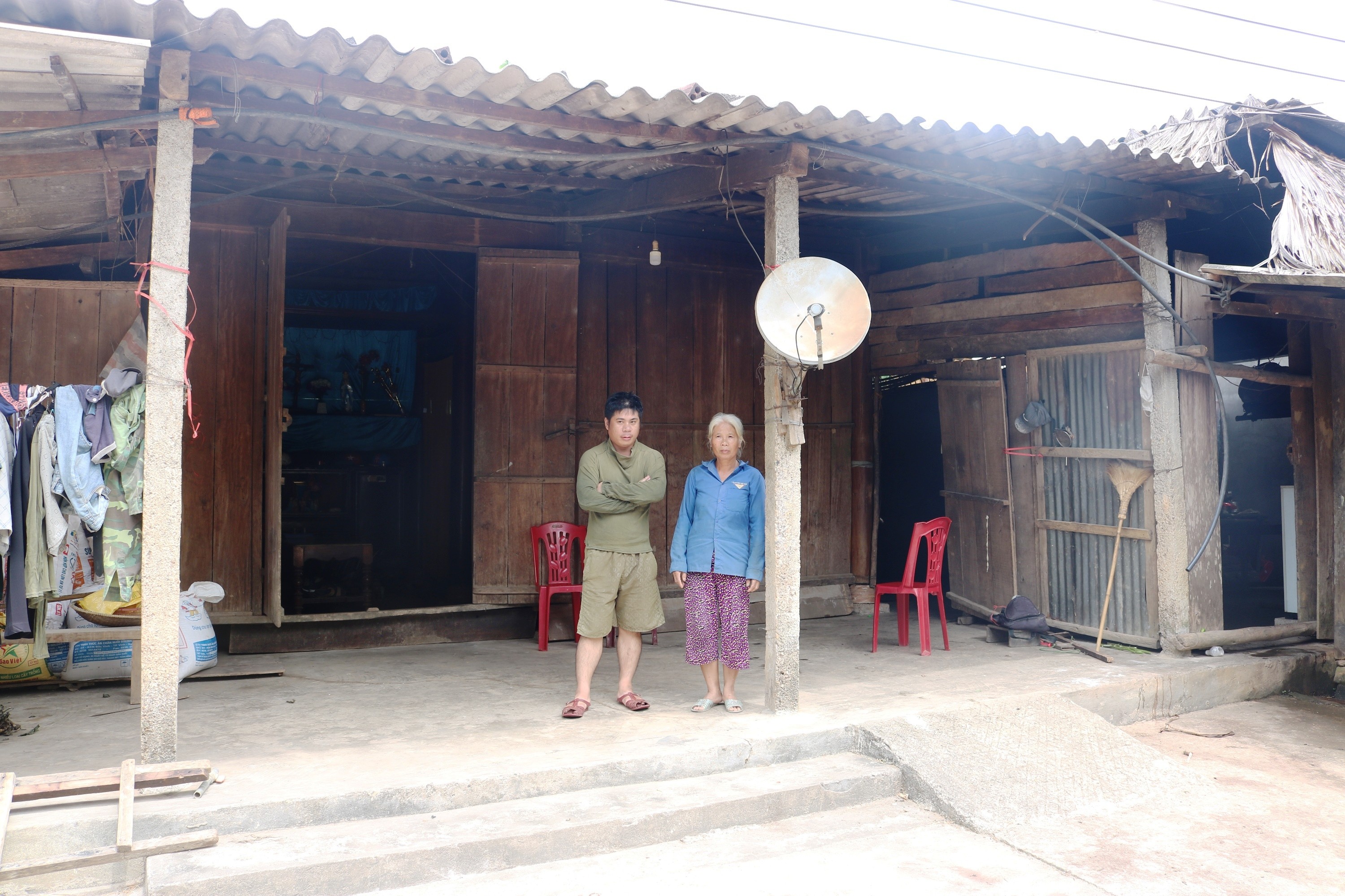 Gia đình - Mẹ già bất lực nhìn con quanh năm “không mảnh vải che thân”