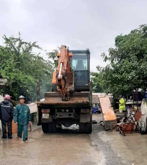 Tin nhanh - Hiện trường vụ ô tô húc đổ cổng chào, tài xế tử vong tại chỗ (Hình 2).