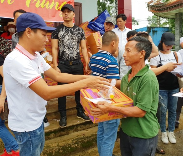 Tin nhanh - Người bạn đến từ phương xa và những phần quà khiến hàng trăm người dân vùng lũ xúc động (Hình 4).