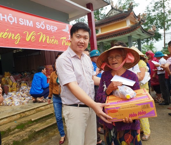 Tin nhanh - Người bạn đến từ phương xa và những phần quà khiến hàng trăm người dân vùng lũ xúc động (Hình 3).