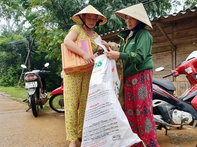 Tin nhanh - Người bạn đến từ phương xa và những phần quà khiến hàng trăm người dân vùng lũ xúc động (Hình 5).