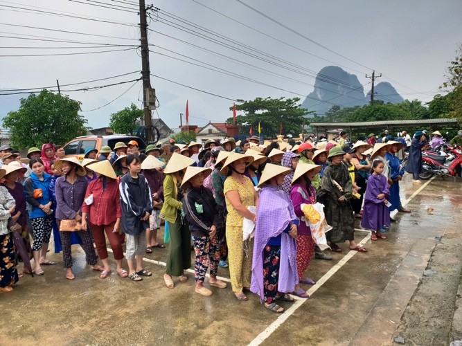 Tin nhanh - Người bạn đến từ phương xa và những phần quà khiến hàng trăm người dân vùng lũ xúc động