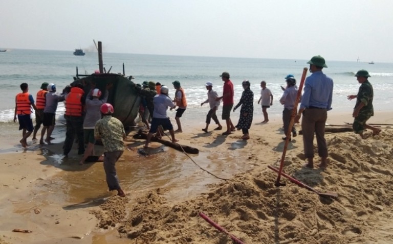Tin nhanh - 30 cán bộ chiến sĩ BĐBP giải cứu tàu cá bị mắc cạn ở bờ biển