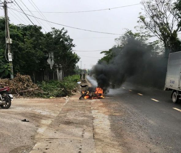 An ninh - Hình sự - Sau cuộc điện thoại, nam thanh niên bất ngờ bị chém và đốt xe máy