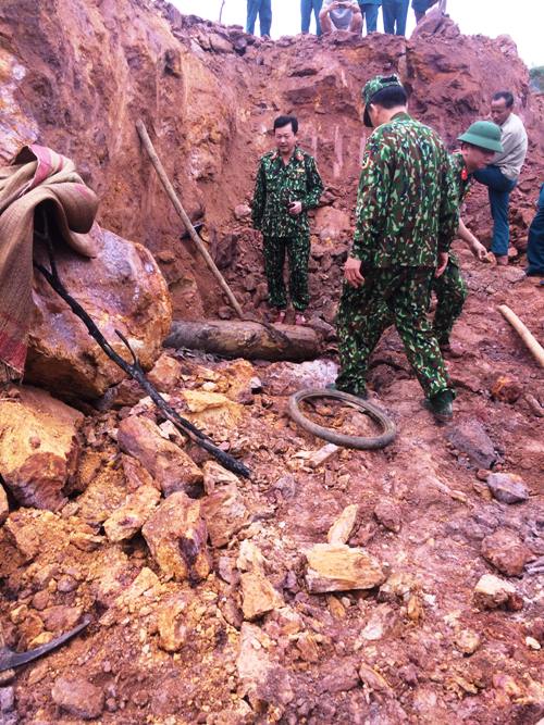 Tin nhanh - Tài xế máy xúc phát hiện quả bom hơn 200kg khi múc đất