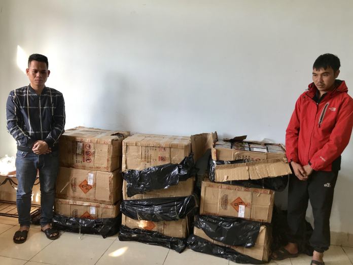 An ninh - Hình sự - Bắt quả tang 2 nam thanh niên chở gần 300kg pháo trái phép