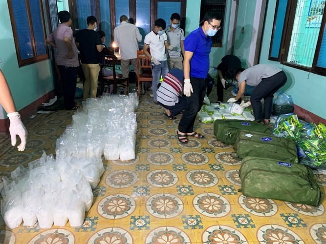An ninh - Hình sự - Phát hiện 'kho' hung khí cùng số lượng lớn ngoại tệ, tiền và vàng trong nhà đối tượng cho vay lãi nặng (Hình 3).