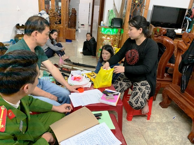 An ninh - Hình sự - Phát hiện 'kho' hung khí cùng số lượng lớn ngoại tệ, tiền và vàng trong nhà đối tượng cho vay lãi nặng