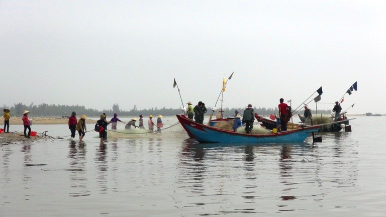 Tin nhanh - Nhộn nhịp trên bến dưới thuyền thu “lộc biển” đầu năm