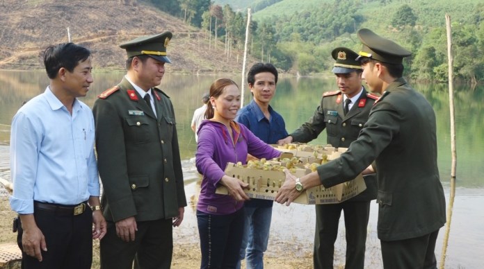 Tin nhanh - Công an Quảng Bình đến tận nhà trao tặng hàng nghìn con vịt giống cho các gia đình nghèo