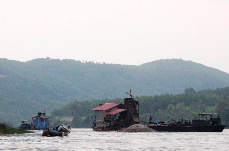 An ninh - Hình sự - Một đại úy công an bị tấn công, ngã xuống sông Long Đại trong lúc làm nhiệm vụ