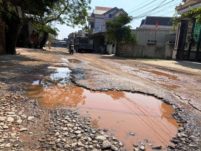 Tin nhanh - Phụ huynh “dở khóc dở cười” khi chở con đi học trên tuyến đường đầy “ổ voi, ổ gà”  (Hình 3).