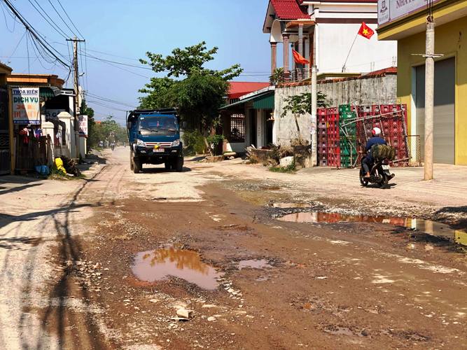 Tin nhanh - Phụ huynh “dở khóc dở cười” khi chở con đi học trên tuyến đường đầy “ổ voi, ổ gà”  (Hình 2).