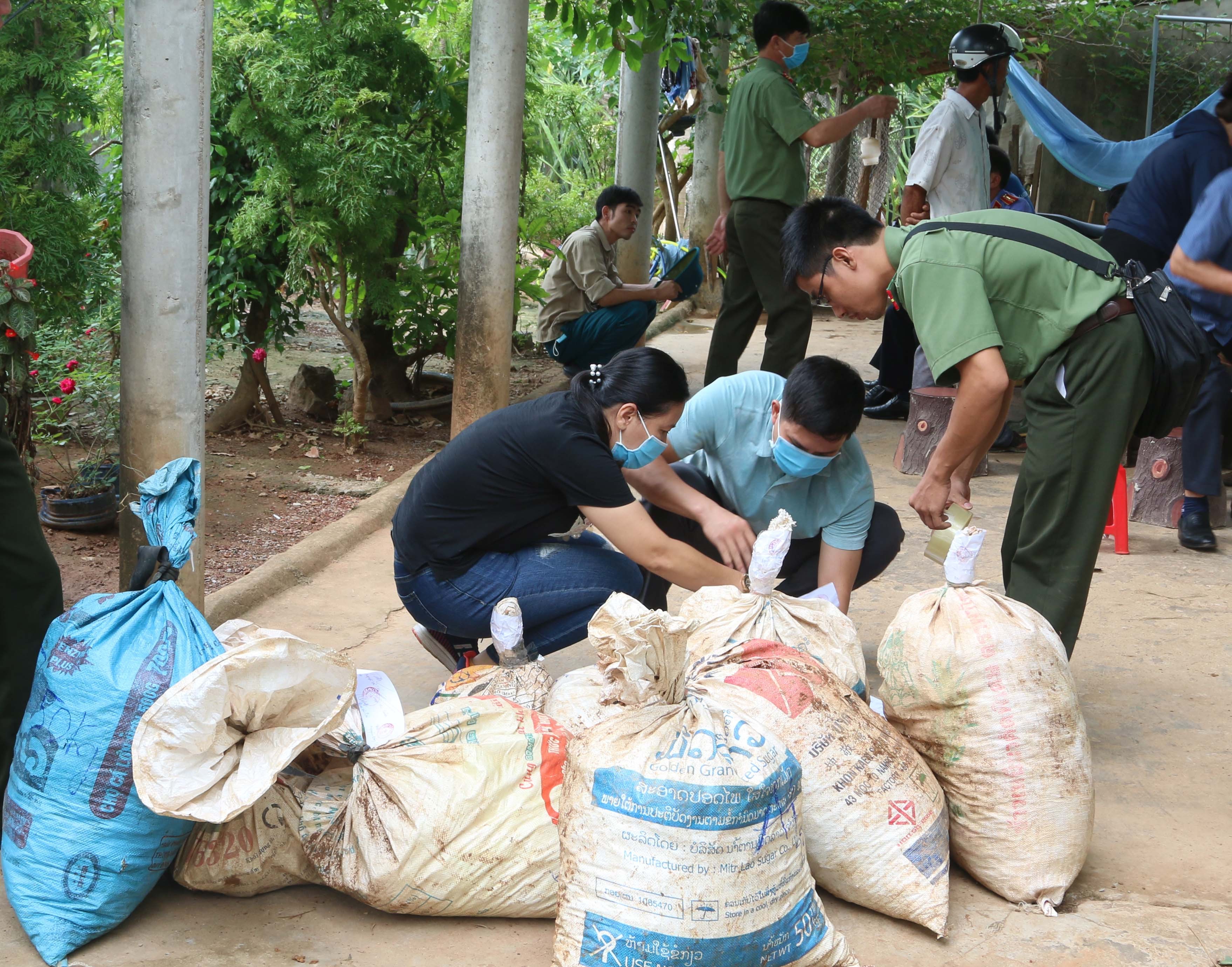 An ninh - Hình sự - Khám nhà 2 đối tượng, phát hiện gần nửa tấn thuốc nổ và nhiều đầu đạn nguy hiểm (Hình 3).