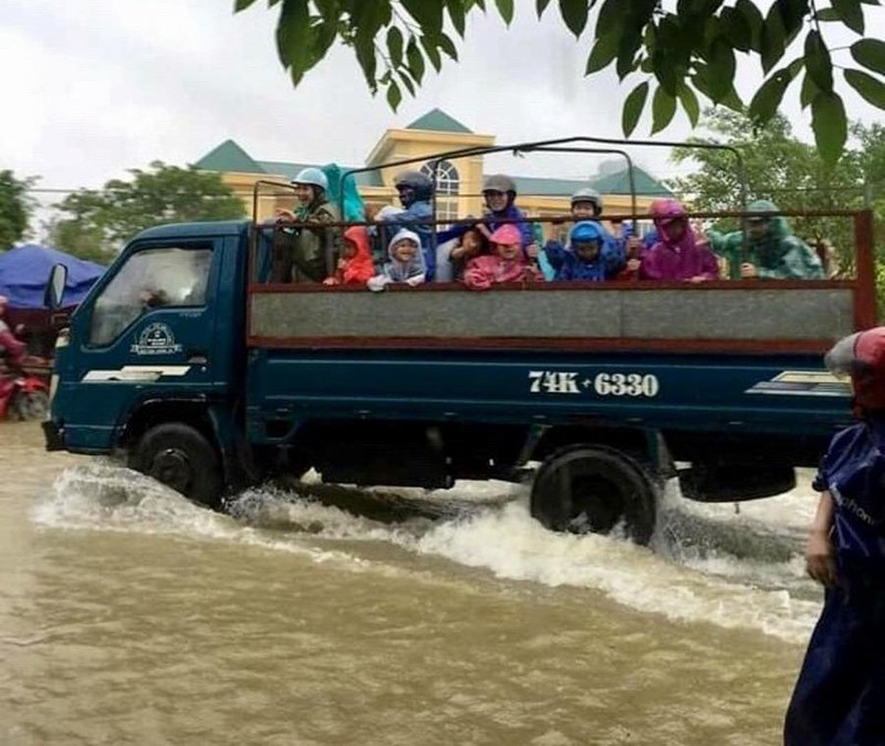 Tin nhanh - Quảng Bình vẫn tiếp tục mưa lớn, 37 thôn bản bị nước lũ chia cắt (Hình 5).