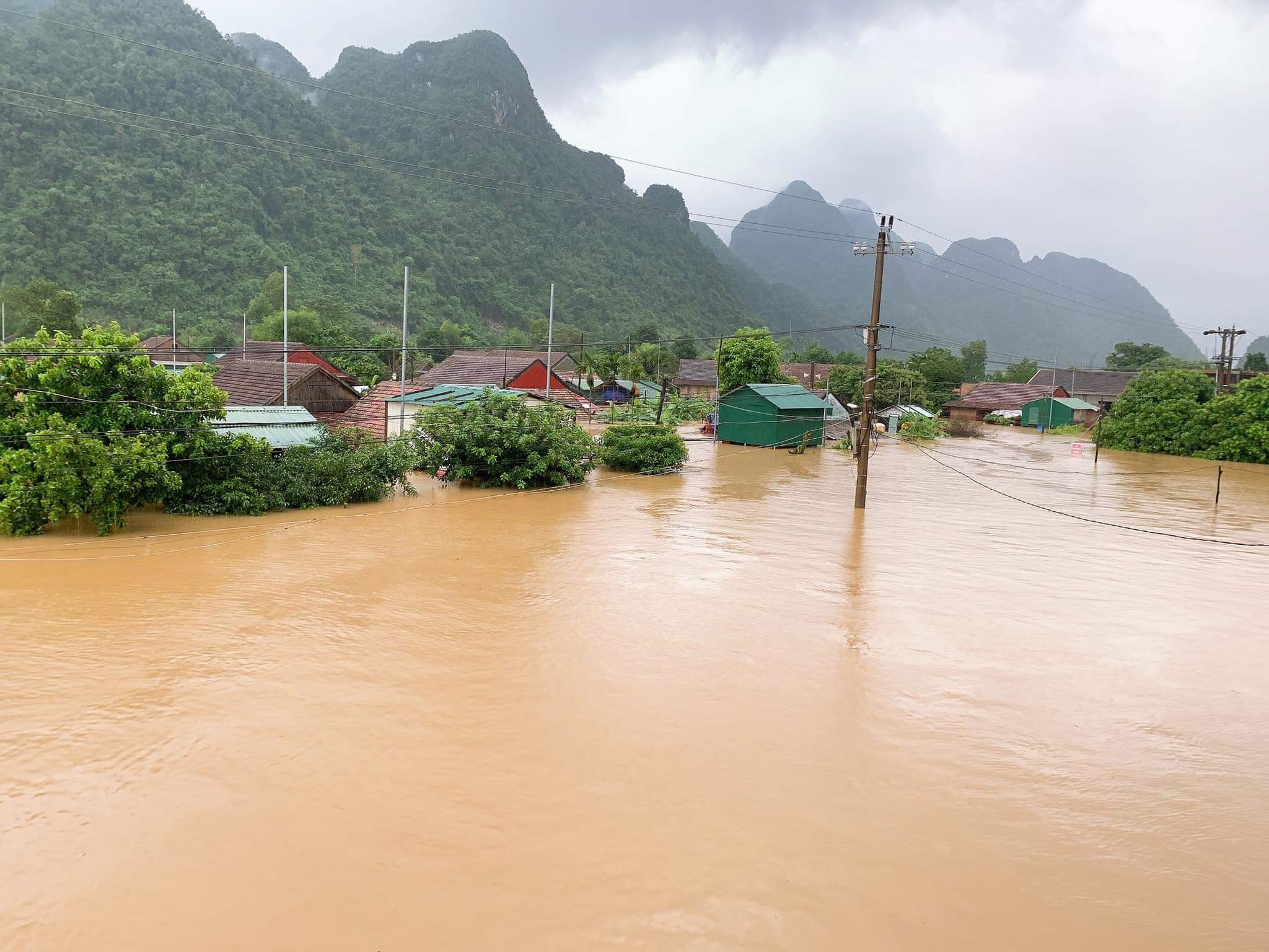 Tin nhanh - Hơn 12 nghìn ngôi nhà bị ngập trong nước, một người bị lũ cuốn (Hình 4).